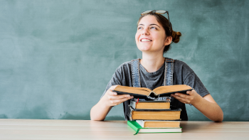 Weiterbildung Frau mit Büchern