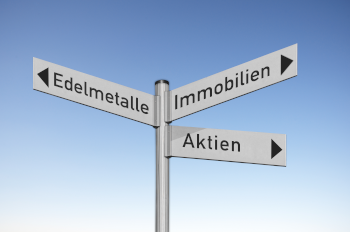 Schild mit Assetklassen für Investments