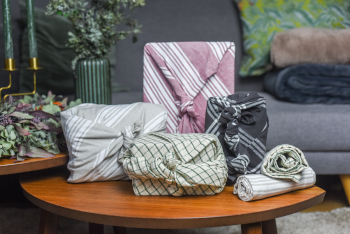 Geschenke in Tüchern verpackt