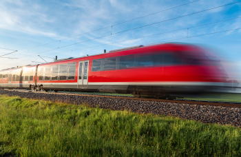 Zug bei Wiese für nachhaltige Anreise