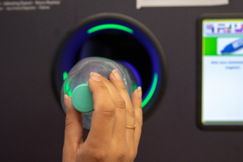 Pfandflasche in Pfandautomat