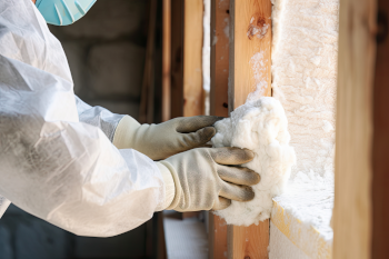 Giftige Mineralfasern mit Mann in Schutzanzug