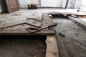 Wohngift aus aufgerissenem Parkett